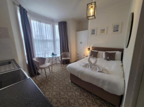 Seaside ground floor flat WIFI & FREE parking